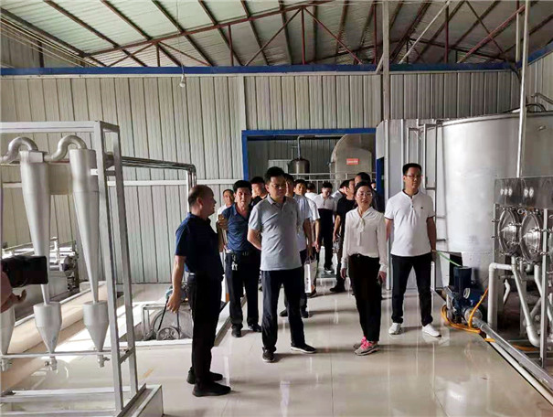 觀摩團參觀固德威機械生產(chǎn)車間