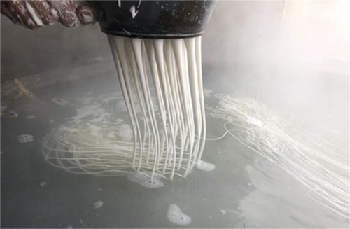 漏瓢式紅薯粉條機的特點與功能有哪些？小型紅薯粉條機有哪些？