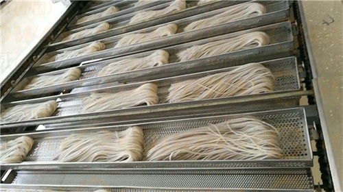  紅薯粉條機多少錢一臺？哪種工藝的粉條加工設(shè)備更適合大眾使用？