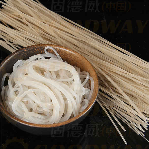 這樣的粉條機加工紅薯粉條，你見過嗎？一天能做8噸