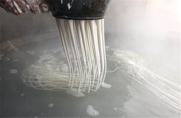 仿手工紅薯粉條機(jī)生產(chǎn)線是怎樣加工粉條的？漏瓢環(huán)節(jié)有哪些講究？