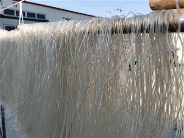 仿手工紅薯粉條機(jī)生產(chǎn)線是怎樣加工粉條的？漏瓢環(huán)節(jié)有哪些講究？